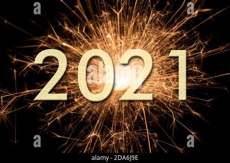 Feuerwerk am Himmel mit Jahresdatum 2021 Stockfoto