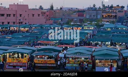 Marrakesch, Marokko - 12/25/2019: Luftaufnahme des berühmten Platzes und Touristenattraktion Jemaa el-Fnaa in der Altstadt (Medina) von Marrakesch. Stockfoto