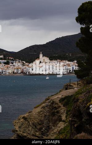 Blick auf den Hafen von Cadaques in Spanien auf einer Düsterer Tag Hintergrund Stockfoto