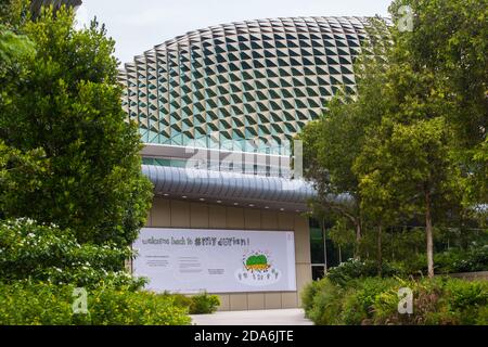 Landschaftsgestaltung im Freien von Esplanade, Singapur, 2020. Stockfoto