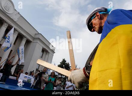 KIEW, UKRAINE - 11. Jul 2017: Ukrainische Aktivisten trommeln leere Fässer, verbrennen Fackeln und Rauchgranaten während einer Kundgebung vor dem Parlamentsgebäude. Kundgebung für die Aufhebung der parlamentarischen Immunität Stockfoto