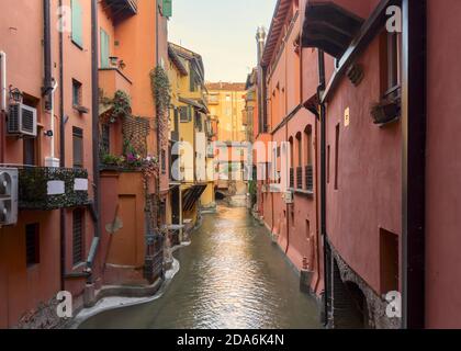 Blick von der Via Piella auf den Finestrella auf den Canale delle Moline, einem der unterirdischen Kanäle der Stadt Stockfoto