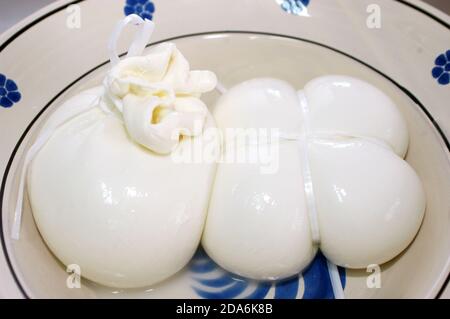 Köstliche apulische regionale Gericht mit zwei Burrata Stockfoto