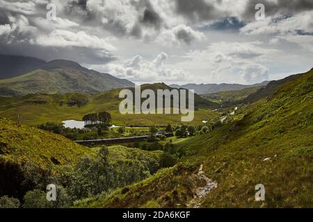 Dampfzug durch eine dramatische Landschaft Stockfoto