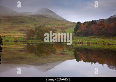 Dunsapie Loch, Edinburgh, Schottland, Großbritannien. 10. November 2020. Nebel noch immer über der schottischen Hauptstadt, aber Clearing gegen Mittag. Im Bild: Dunsapie Loch im Holyrood Park, der den Gipfel von Arthur's Seat in seinen stillen Gewässern widerspiegelt. Quelle: Arch White/ Alamy Live News. Stockfoto