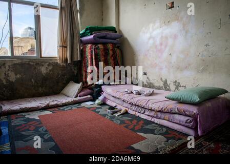Saida-Libanon. Ein Zimmer in einer verlassenen Baustelle, die von syrischen Flüchtlingen Saida-Libanon am 2015-10-13 besetzt war Stockfoto