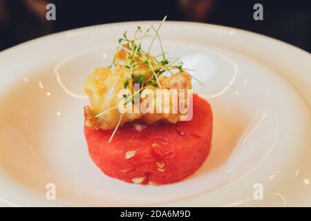 Köstliches Panna Cotta Dessert mit Himbeersoße. Stockfoto