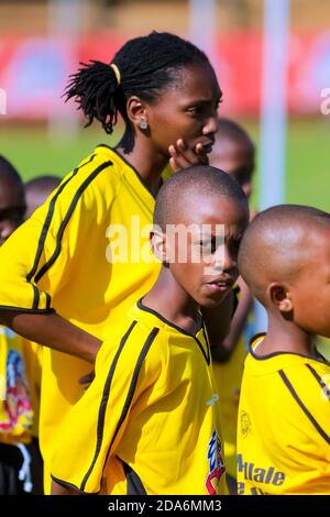 JOHANNESBURG, SÜDAFRIKA - 10. Nov 2020: Johannesburg, Südafrika - 29 2009. Juni: Diverse Kinder spielen Fußball in der Schule Stockfoto