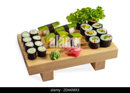 Frisches Avocado-Sushi mit Kappa-Käse und vegetarischen Brötchen auf einem Holzbrett. Isoliert auf weißem Hintergrund. Stockfoto