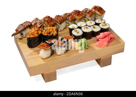 Drachenrollen mit Unagi/Anago (Aal - unagi bezieht sich auf Süßwasser und anago auf Salzwasser), Guncan, Kappa Maki auf einem Holzbrett. Isoliert auf weißem Hintergrund Stockfoto
