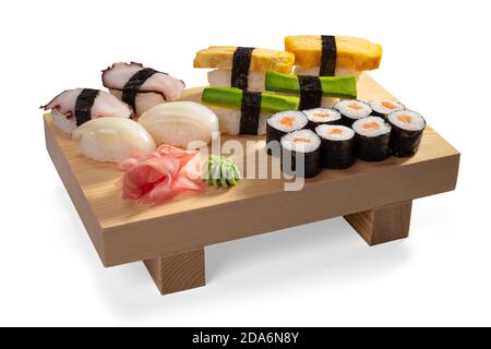 Sushi-Set und Sushi-Rollen auf einem Holzbrett. Isoliert auf weißem Hintergrund. Stockfoto