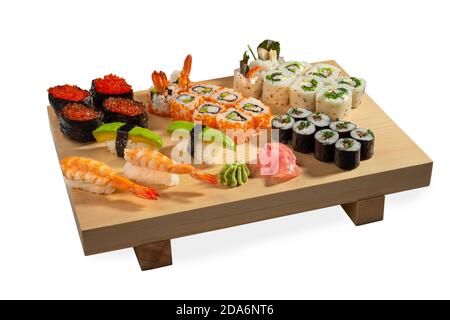 Frisches Avocado-Sushi, Guncan mit fliegendem Fischkaviar, Ikura, Ebi, Uramaki-Sushi-Rollen, Reispapierrollen auf einem Holzbrett. Isoliert auf weißem Hintergrund Stockfoto