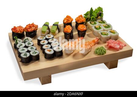 Guncan mit Aal, frischem Avocado Sushi, Ikura, Ebi, Uramaki Sushi Rolls, Reispapierrollen auf einem Holzbrett. Isoliert auf weißem Hintergrund. Stockfoto