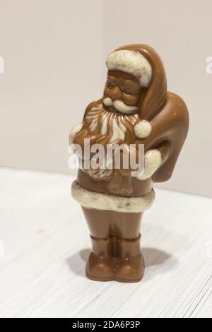 Weihnachtsdessert Weihnachtsmann mit weißer und brauner Milch Schokolade Stockfoto