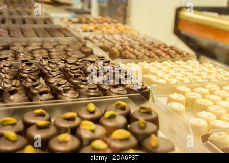 Patern von vielen verschiedenen Schokoladen-Pralinen im Schaufenster im Laden Stockfoto