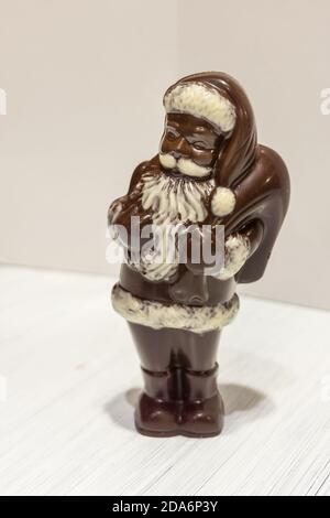 Weihnachtsdessert Weihnachtsmann mit weißer und dunkler Schokolade Stockfoto