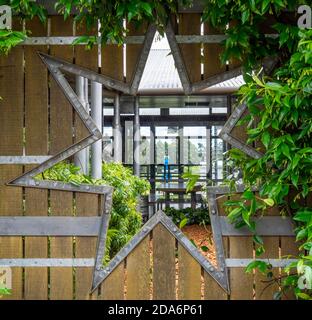 Siebenzackige Sterne auf einem Holzzaun der Colonial Brewery Company Margaret River Western Australia. Stockfoto