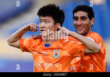 Suzhou, Chinas Provinz Jiangsu. November 2020. Wang Tong (L) von Shandong Luneng feiert sein Tor während des 20. Spielrunde zwischen Shandong Luneng und Chongqing Dangdai bei der Saison 2020 Chinese Football Association Super League (CSL) Suzhou Division in Suzhou, Ostchina Jiangsu Provinz, 10. November 2020. Quelle: Xu Chang/Xinhua/Alamy Live News Stockfoto