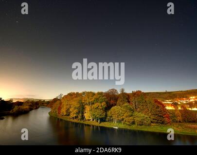 Schöne Baumbestand am Fluss Tweed in der Nähe von Melrose von einem Vollmond in einer knackigen und sternenklaren Herbstnacht beleuchtet. Stockfoto