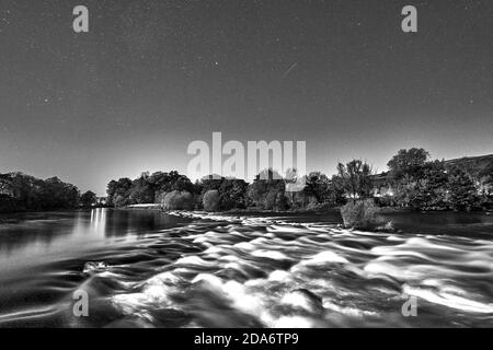 Langzeitbelichtung schwarz und Aufnahme des Wehrs am Fluss Tweed bei Melrose durch das Licht eines Vollmondes. Stockfoto