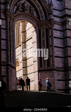 Menschen, die in einem gewölbten Weg gehen - Duomo von Siena, Toskana, Italien Stockfoto