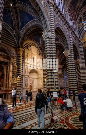 Der Innenraum des Duomo di Siena - schöne verzierte gotische Kirche - Siena, Toskana, Italien Stockfoto