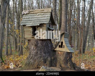 Holzhaus Futtertrog für Vögel und Eichhörnchen in einem Öffentlicher Park Stockfoto