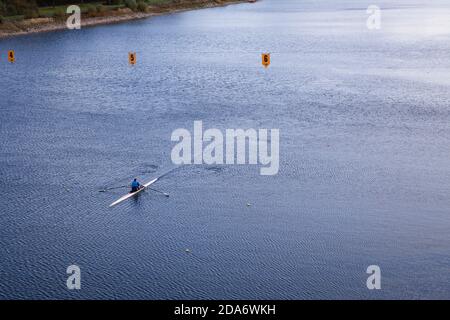 Skuller am Fuehlinger See, Ruderplatz, Köln, Deutschland. RUDERER auf dem Fuehlinger See, Regattacke, Köln, Deutschland. Stockfoto