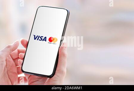 Tscheljabinsk, Russland - 25. März 2020. Auf dem Smartphone-Bildschirm werden die Logos der internationalen Zahlungssysteme Visa oder Mastercard angezeigt. Sicherer Geldtransfer Stockfoto