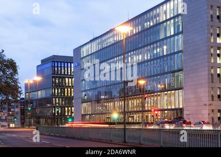 Beide Gebäude der Zentrale der KFW DEG - Deutsche Investitions- und Entwicklungsgesellschaft mbH Stockfoto