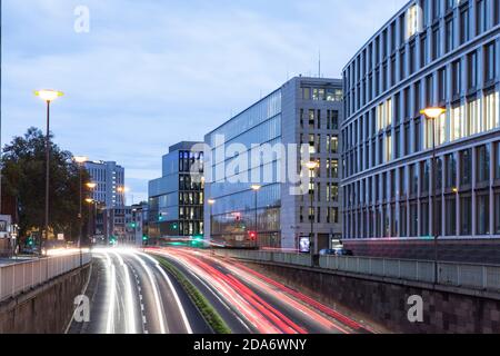 Blick auf die beiden Gebäude des Hauptsitzes der KFW DEG - Deutsche Investitions- und Entwicklungsgesellschaft mbH (Deutsche Investitionen und Entwicklung Stockfoto