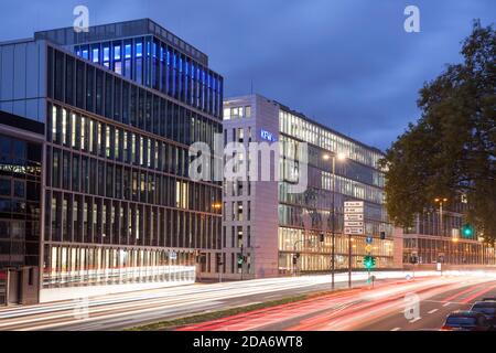 Beide Gebäude der Zentrale der KFW DEG - Deutsche Investitions- und Entwicklungsgesellschaft mbH Stockfoto