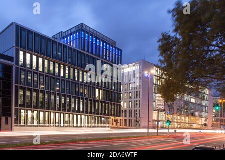 Beide Gebäude der Zentrale der KFW DEG - Deutsche Investitions- und Entwicklungsgesellschaft mbH Stockfoto