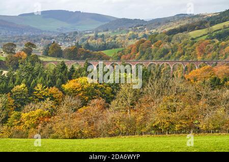 Blick auf das Leaderfoot Viadukt mit Blick auf Galashiels an einem schönen Herbsttag. Stockfoto