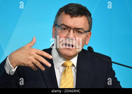 München, Deutschland. November 2020. Florian HERRMANN (Leiter der Staatskanzlei), Geste, Einzelbild, getrimmtes Einzelmotiv, Porträt, Porträt, Porträt. Pressekonferenz der Bayerischen Staatsregierung zur aktuellen Entwicklung der Coronavirus-Pandemie. Prinz Carl Palais in München am 10. November 2020. Quelle: dpa/Alamy Live News Stockfoto