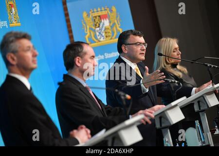 München, Deutschland. 10. November 2020. Von rechts: Melanie HUML (Gesundheitsministerin). Florian HERRMANN (Leiter der Staatskanzlei), Hubert AIWANGER (Freie Wähler, Wirtschaftsminister Bayern). Prof. Dr. Michael PIAZOLO (Bildungsminister), Pressekonferenz der Bayerischen Staatsregierung zur aktuellen Entwicklung der Coronavirus-Pandemie Prinz Carl Palais am 10. November 2020 in München. Quelle: dpa/Alamy Live News Stockfoto