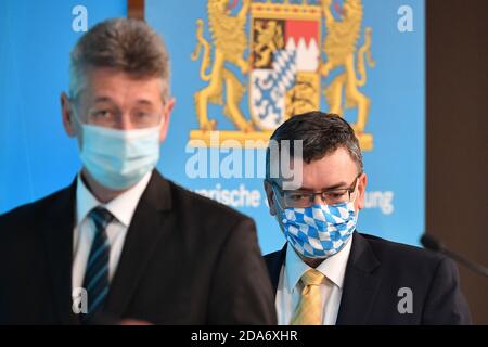 München, Deutschland. November 2020. Von rechts: Florian HERRMANN (Leiter der Staatskanzlei), Professor Dr. Michael PIAZOLO (Bildungsminister), Pressekonferenz der Bayerischen Staatsregierung zur aktuellen Entwicklung der Coronavirus-Pandemie Prinz Carl Palais am 10. November 2020 in München. Quelle: dpa/Alamy Live News Stockfoto