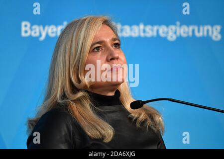 München, Deutschland. November 2020. Melanie HUML (Gesundheitsministerin). Einzelbild, getrimmtes Einzelmotiv, Porträt, Porträt. Pressekonferenz der Bayerischen Staatsregierung zur aktuellen Entwicklung der Coronavirus-Pandemie. Prinz Carl Palais in München am 10. November 2020. Quelle: dpa/Alamy Live News Stockfoto