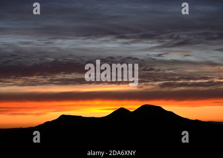 Spektakulärer Sonnenuntergang im Herbst hinter den Eildon Hills von Scott's View aus gesehen in den Scottish Borders. Stockfoto