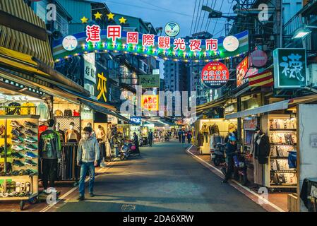 10. November 2020: Fengjia Nachtmarkt, ist einer der Taichung berühmten Geschäftsbezirke und wird zum größten Nachtmarkt in Taiwan, Stockfoto