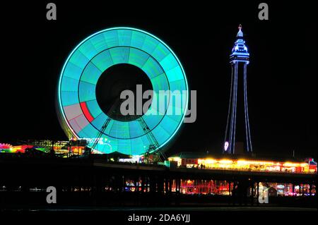 Die vielen Farben des Blackpool Tower und das Riesenrad Nachts während der jährlichen Beleuchtung Stockfoto