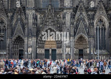 Geographie / Reisen, Deutschland, Nordrhein-Westfalen, Köln, Westfassade Kölner Dom mit Menschenmenge, Additional-Rights-Clearance-Info-not-available Stockfoto