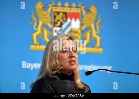 München, Deutschland. November 2020. Melanie HUML (Gesundheitsministerin). Einzelbild, getrimmtes Einzelmotiv, Porträt, Porträt. Pressekonferenz der Bayerischen Staatsregierung zur aktuellen Entwicklung der Coronavirus-Pandemie. Prinz Carl Palais in München am 10. November 2020. Quelle: dpa/Alamy Live News Stockfoto