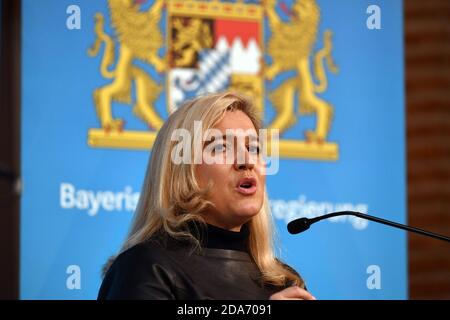 München, Deutschland. November 2020. Melanie HUML (Gesundheitsministerin). Einzelbild, getrimmtes Einzelmotiv, Porträt, Porträt. Pressekonferenz der Bayerischen Staatsregierung zur aktuellen Entwicklung der Coronavirus-Pandemie. Prinz Carl Palais in München am 10. November 2020. Quelle: dpa/Alamy Live News Stockfoto