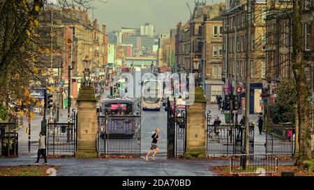 Glasgow, Scotland, UK, 10. November, 2020:zwei Immigrationswagen haben eine Aktion in Govanhill, einem großen Immigrantengebiet in der Nähe des Queens Park im Süden der Stadt, gesehen. Victoria Road in govanhill vom Queens Park aus gesehen, Credit: Gerard Ferry/Alamy Live News Stockfoto