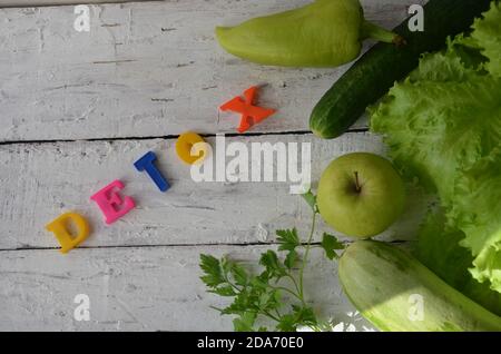 Wort Detox wird aus farbigen Buchstaben gemacht. chia Samen. Grüne Smoothies und Zutaten. Konzept der Ernährung, Reinigung des Körpers, gesunde Ernährung Zitronengrün Stockfoto