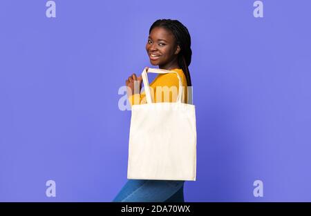 Blank Öko Segeltuch Tasche für Mockup Design in den Händen Schwarze Frau Stockfoto