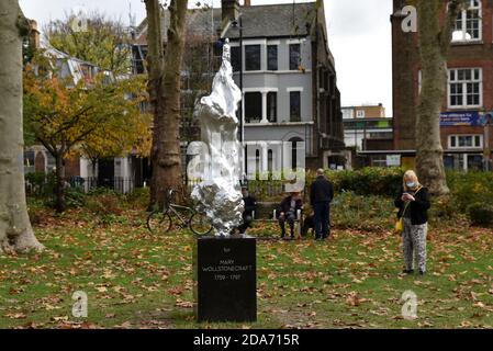 Newington Green, London, Großbritannien. November 2020. Skulptur von Mary Wollstonecraft des Künstlers Maggi Hambling in Newington Green, Nord-London. Kredit: Matthew Chattle/Alamy Live Nachrichten Stockfoto