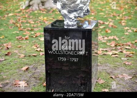 Newington Green, London, Großbritannien. November 2020. Skulptur von Mary Wollstonecraft des Künstlers Maggi Hambling in Newington Green, Nord-London. Kredit: Matthew Chattle/Alamy Live Nachrichten Stockfoto