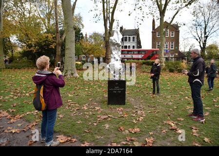 Newington Green, London, Großbritannien. November 2020. Skulptur von Mary Wollstonecraft des Künstlers Maggi Hambling in Newington Green, Nord-London. Kredit: Matthew Chattle/Alamy Live Nachrichten Stockfoto